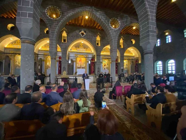 الكنيسة من الداخل أثناء مراسم الافتتاح