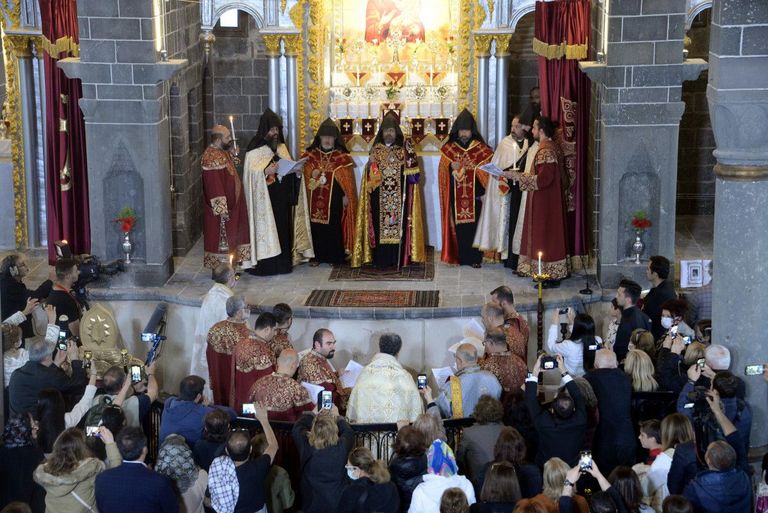 الكنيسة من الداخل أثناء مراسم الافتتاح