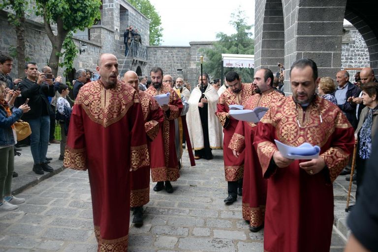 الكنيسة من الداخل أثناء مراسم الافتتاح