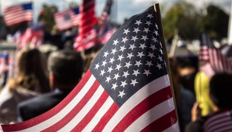 الآلاف يترقبون قرعة اللوتري الأمريكي 2023