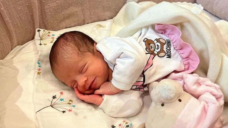 كريستيانو رونالدو وجورجينا وطفلتهما بيلا إزميرالد