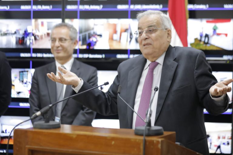 عون خلال زيارته لغرفة عمليات وزارة الخارجية اللبنانية