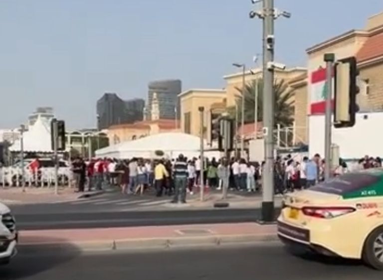 عون خلال زيارته لغرفة عمليات وزارة الخارجية اللبنانية