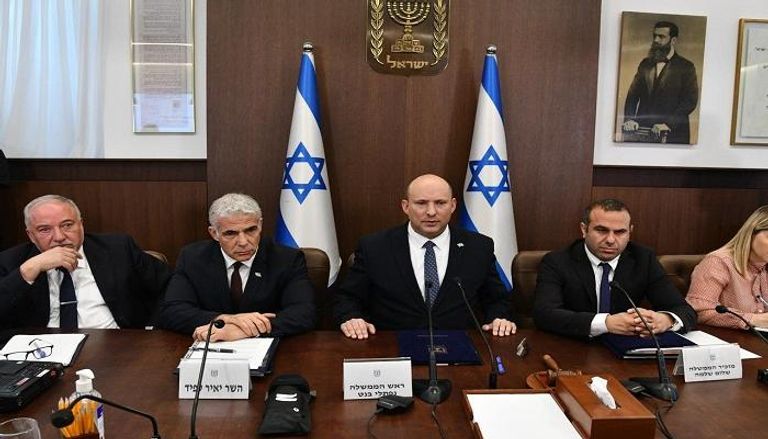 رئيس الوزراء الإسرائيلي نفتالي بينيت خلال ترأسه اجتماع مجلس الوزراء