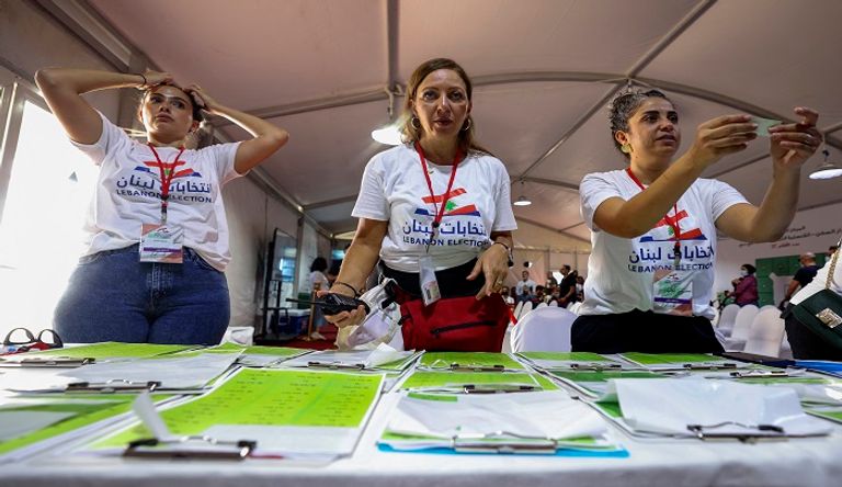 لبنانية تدلي بصوتها في انتخابات المغتربين- الفرنسية