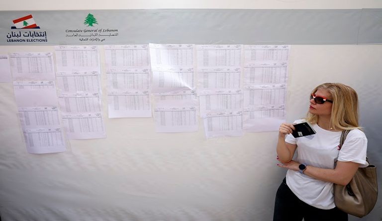 لبنانية تدلي بصوتها في انتخابات المغتربين- الفرنسية