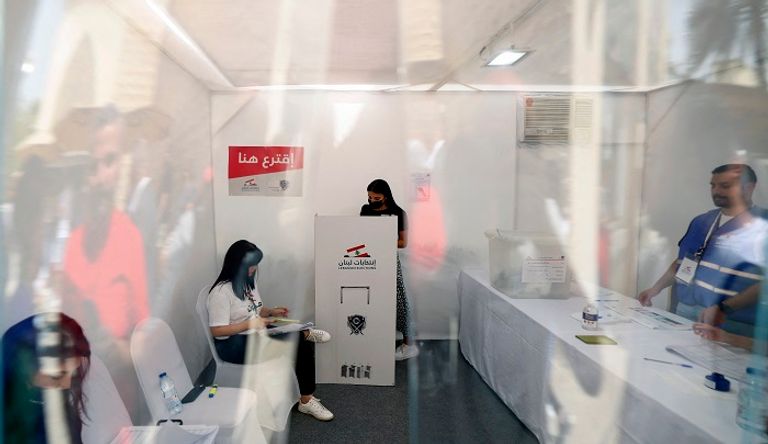 لبنانية تدلي بصوتها في انتخابات المغتربين- الفرنسية