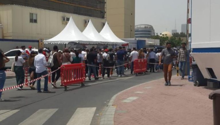 المغتربون اللبنانيون أمام أحد أقلام الاقتراع في دبي