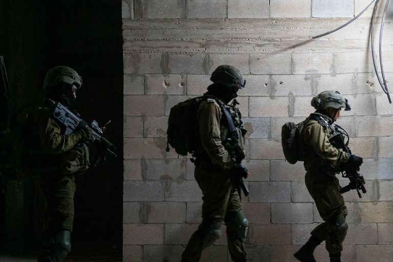 اعتقال فلسطيني فجر اليوم