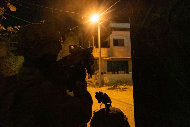 اعتقال فلسطيني فجر اليوم