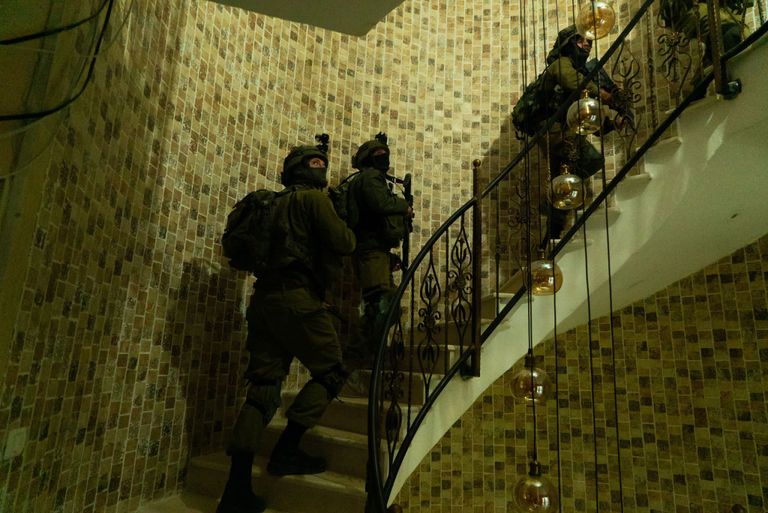 اعتقال فلسطيني فجر اليوم