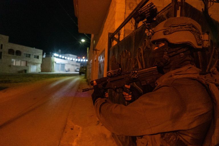 اعتقال فلسطيني فجر اليوم