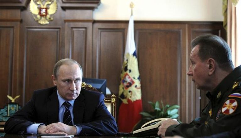 الرئيس الروسي فلاديمير بوتين وقائد القوات بوزارة الداخلية فيكتور زولوتوف
