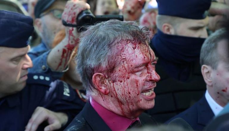 الحبر الأحمر يغطي وجه السفير الروسي في بولندا