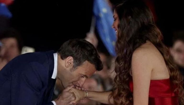 الرئيس الفرنسي يقبل يد المصرية فرح الديباني