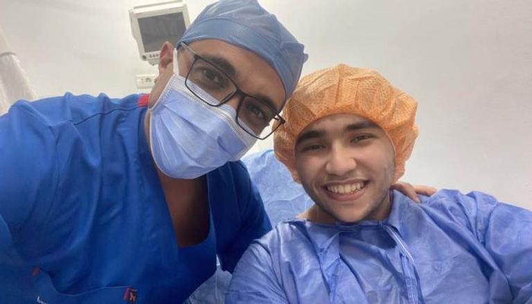 الدكتور هاني عبدالجواد مع المريض بعد إجراء الجراحة