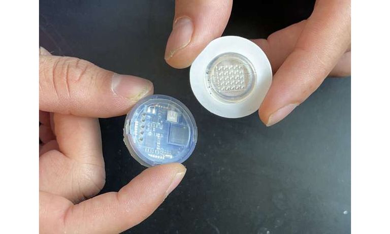 أحد المتطوعين أثناء استخدام الرقعة التشخيصية