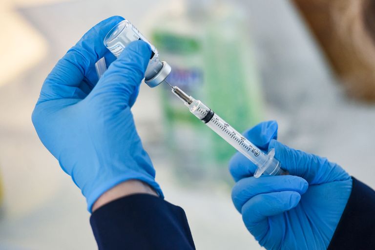 دراسة توصي بعدم تغيير الذراع عند الحصول على جرعة اللقاح المعززة