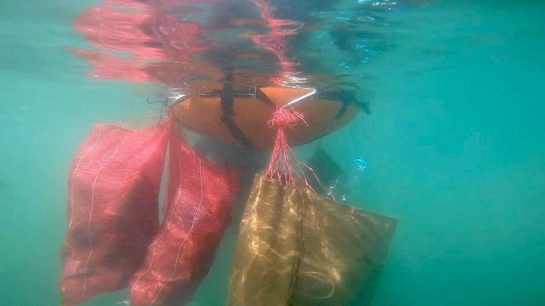 غواصون عدنيون بعد رفع المخلفات وتنظيف أحد شواطئ عدن