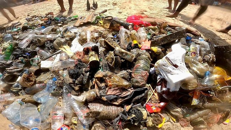 غواصون عدنيون بعد رفع المخلفات وتنظيف أحد شواطئ عدن