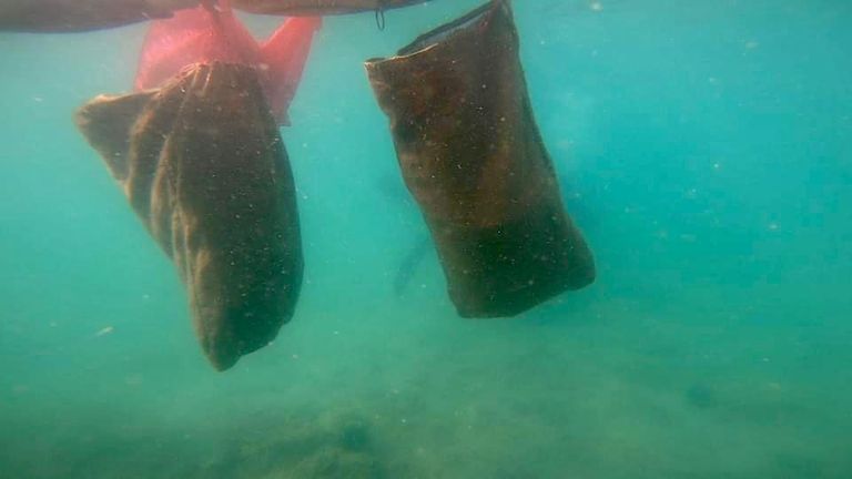 غواصون عدنيون بعد رفع المخلفات وتنظيف أحد شواطئ عدن