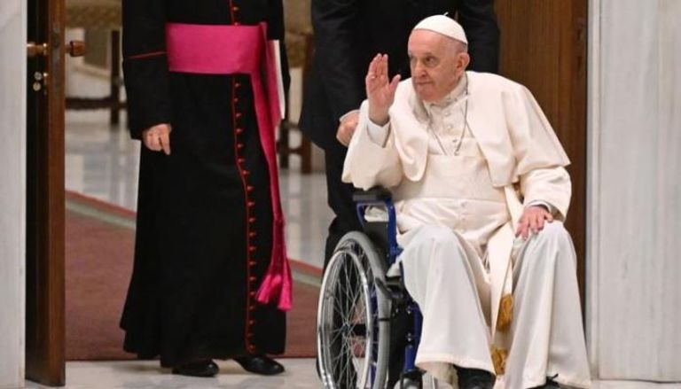 بابا الفاتيكان على كرسي متحرك في آخر ظهور له