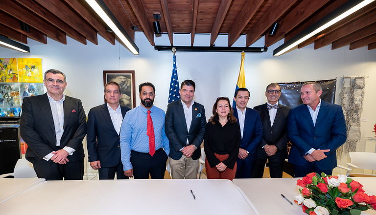 جانب من التوقيع مركز دبي للسلع المتعددة