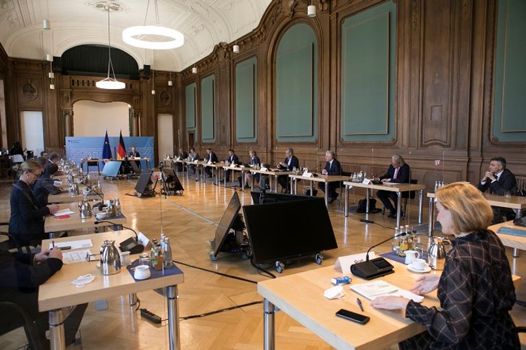 سلطان الجابر يلتقي نائب المستشار الألماني