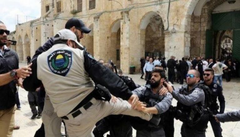 أحد حراس المسجد الأقصى في اشتباكات مع الشرطة الإسرائيلية- أرشيفية
