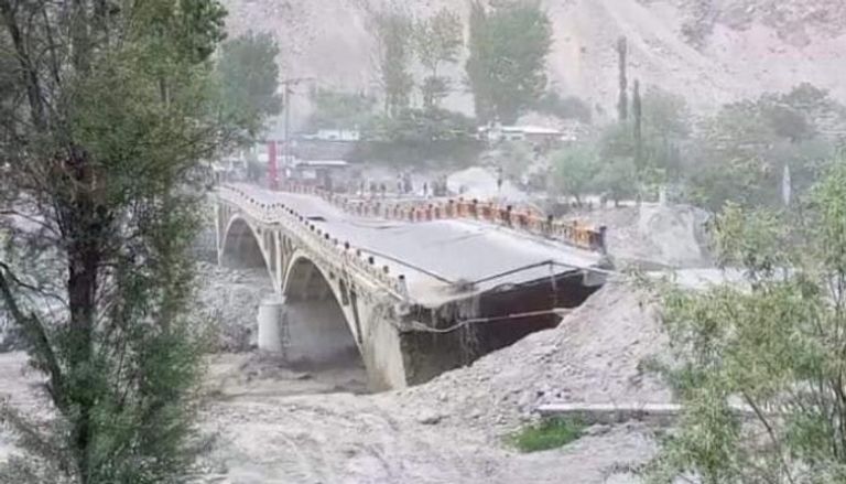 الفيضانات أطاحت بالجسر في طريقها