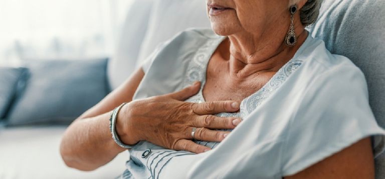 شخص يعاني من نوبة قلبية