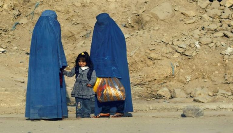 أفغانيات يرتدين البرقع بأمر طالبان (رويترز)