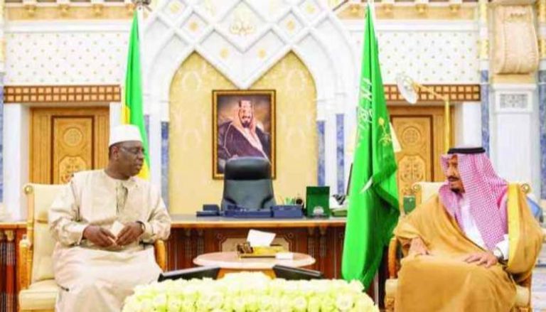 العاهل السعودي والرئيس السنغالي في لقاء سابق