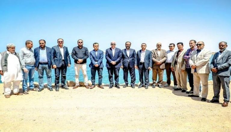 رئيس الحكومة الليبية وعدد من وزراءه بجوار النهر الصناعي 