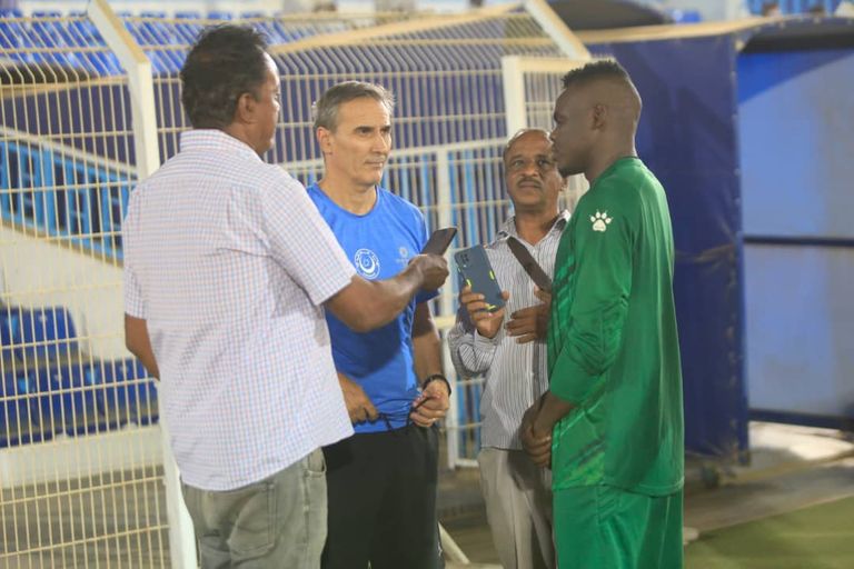 جواو موتا مدرب الهلال السوداني مع مراسل "العين الرياضية" جواو موتا مع مراسل العين الرياضية