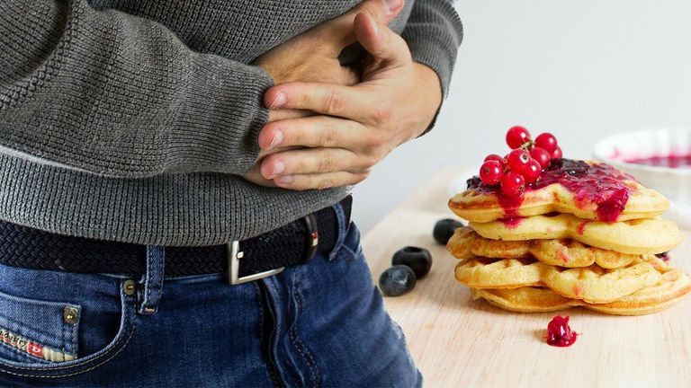 سيدة تعاني من آلام في البطن 