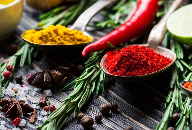 سيدة تعاني من آلام في البطن 