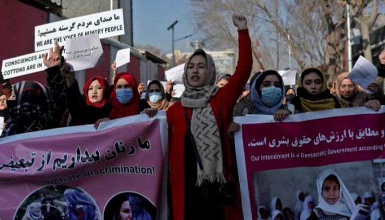 أفغانيات يعترضن على القيود الجديد ضد النساء- رويترز
