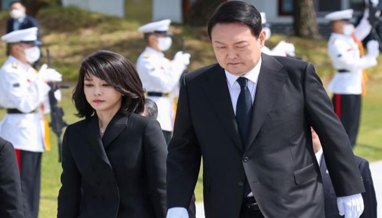 الرئيس الكوري الجنوبي المنتخب يون سيوك-يول  وبرفقته زوجته كيم