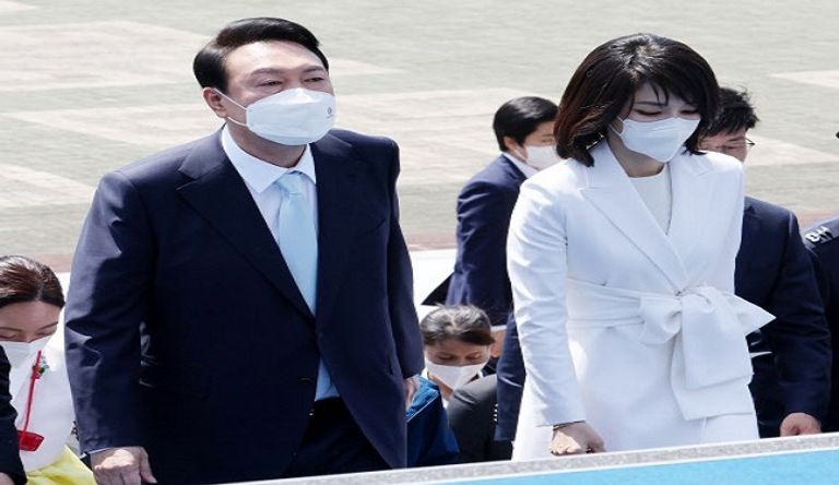الرئيس الكوري الجنوبي المنتخب يون سيوك-يول وبرفقته زوجته كيم