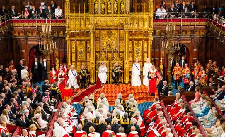 لقطة تاريخية للملكة إليزابيث داخل البرلمان - أرشيفية