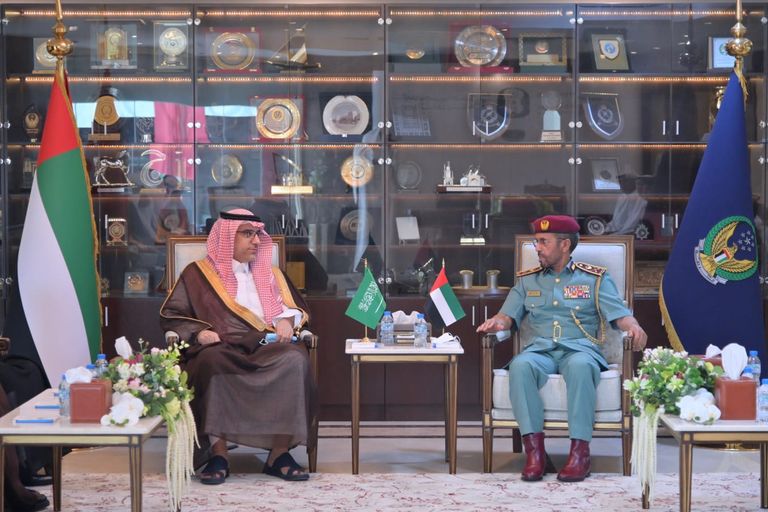 اللواء الركن خليفة حارب الخييلي والدكتور هشام بن عبد الرحمن الفالح اجتماع اللجنة الأمنية الإماراتية السعودية
