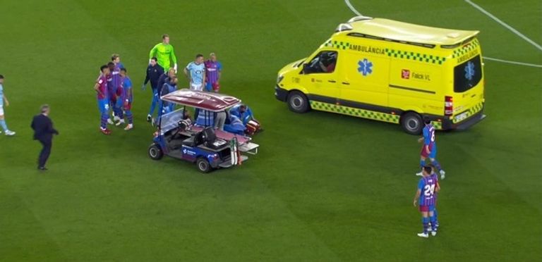 الإسعاف تقتحم مباراة برشلونة وسيلتا فيجو