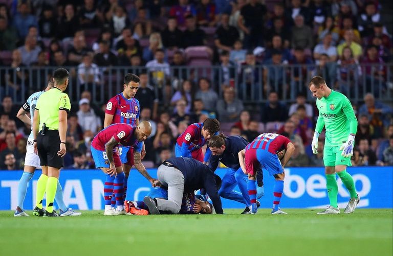 الإسعاف تقتحم مباراة برشلونة وسيلتا فيجو