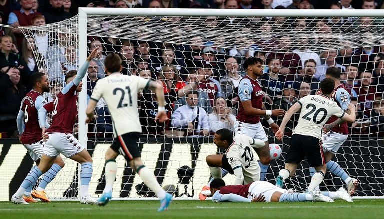 من مباراة ليفربول وأستون فيلا 