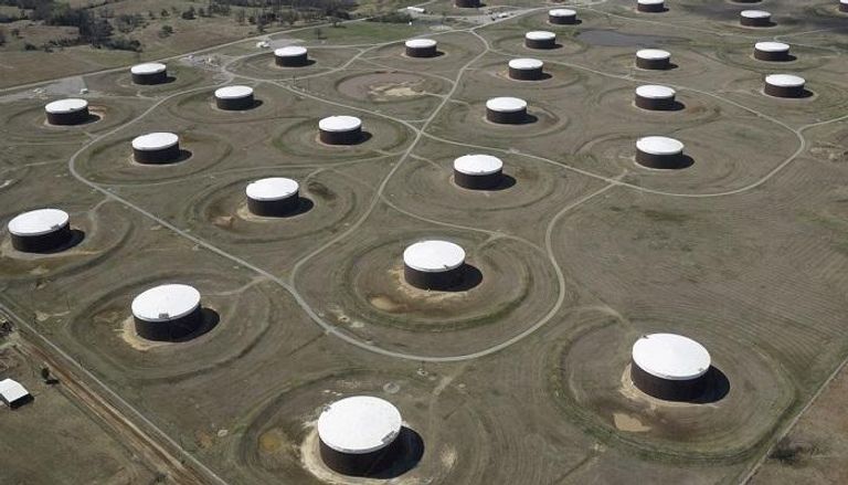 صهاريج تخزين النفط الخام في مركز كوشينغ للنفط بأمريكا - رويترز