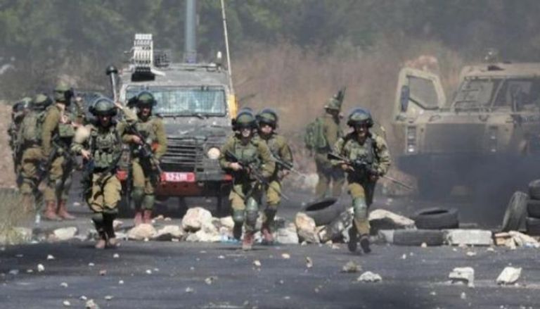 جنود إسرائيليون يشتبكون مع فلسطينيين بالضفة الغربية- أرشيفية