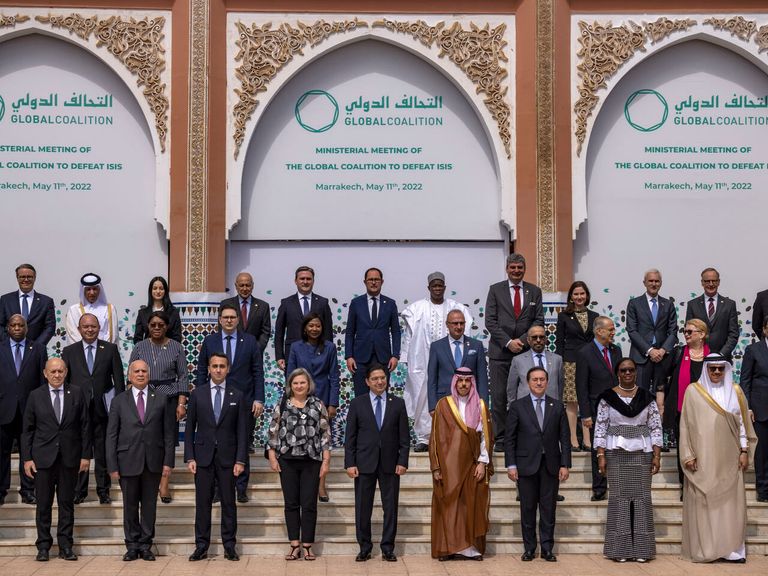 صورة تذكارية للحاضرين في المؤتمر الدولي ضد داعش بالمغرب جانب من اجتماع التحالف الدولي ضد داعش