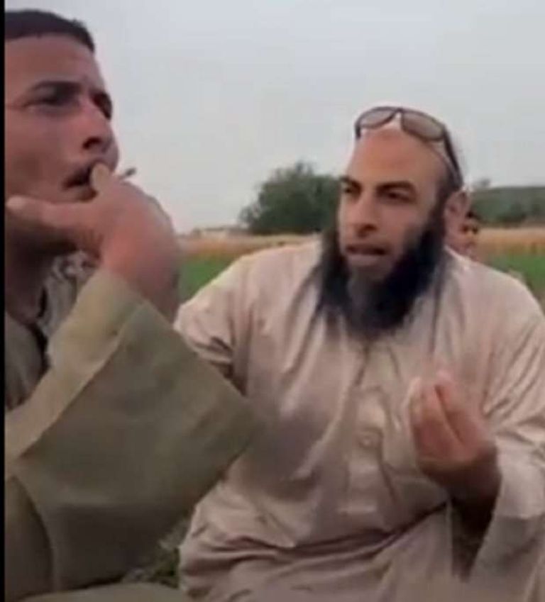 خالد يوسف يدعم "الحاج رجب" بسيجارة في الطائرة - صورة 2