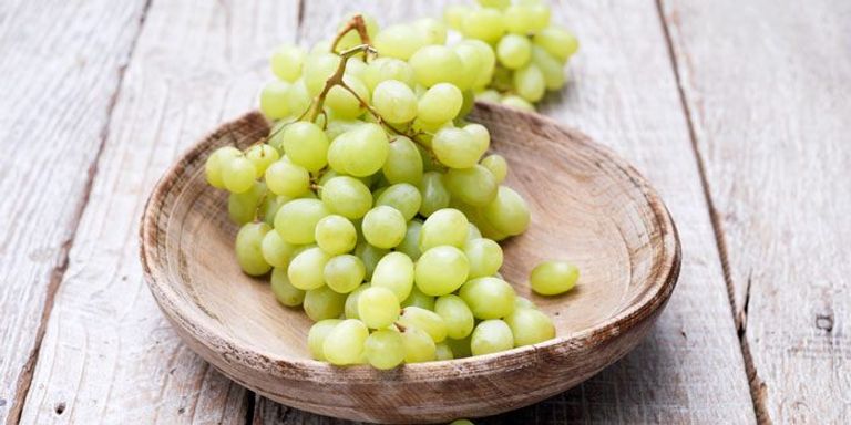 طبق من العنب الأحمر والأخضر